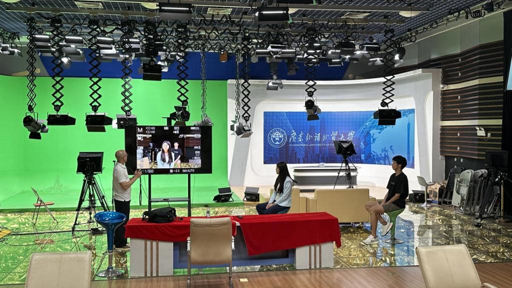 图片1.png美国内布拉斯加州立大学奥马哈分校Dr. Chad S. Owsley与新闻学院参与 SPARK 项目的学生互动讲解.png